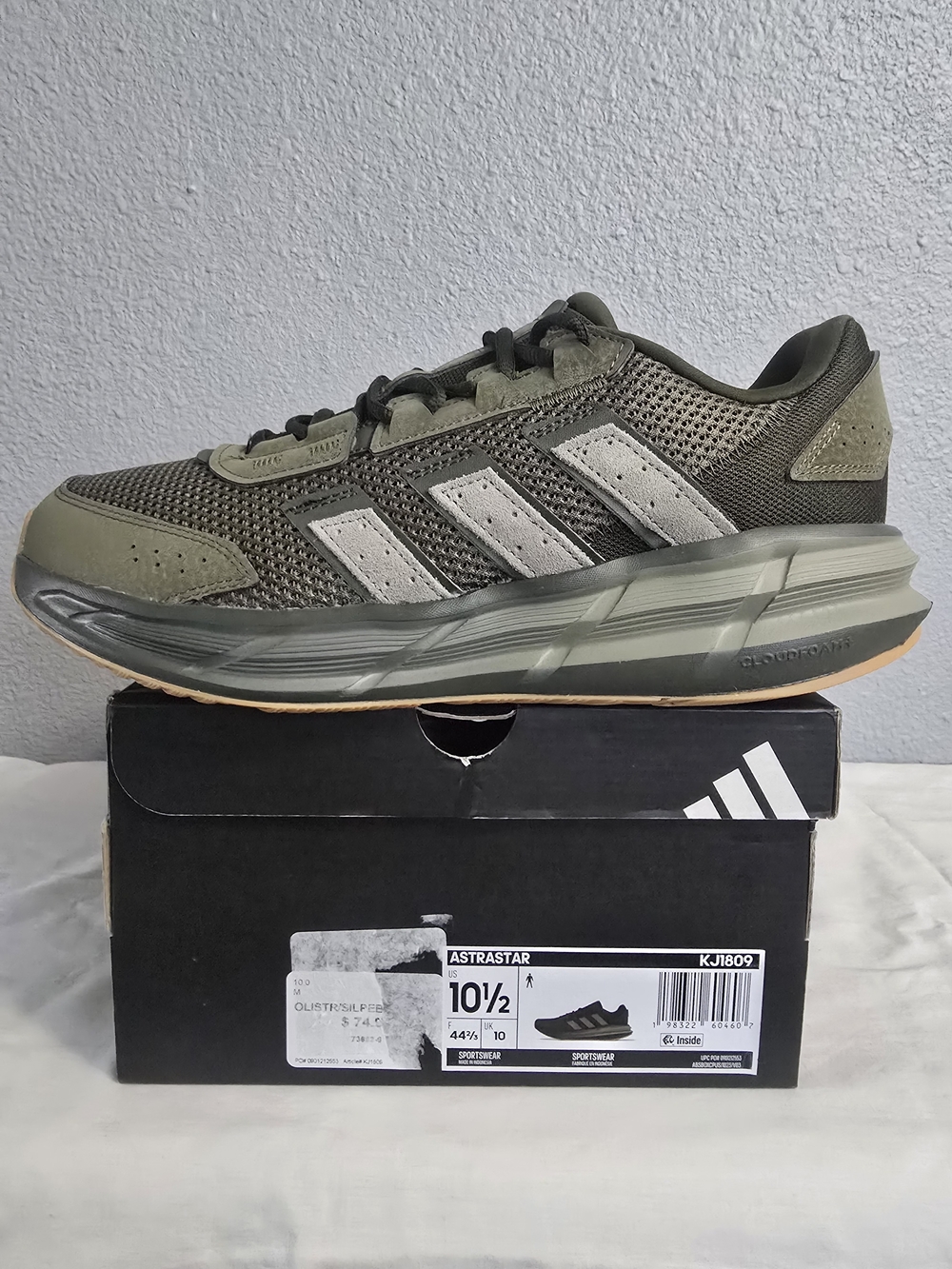 Adidas Astrastar runner Low Top Sneakers in Olive Green